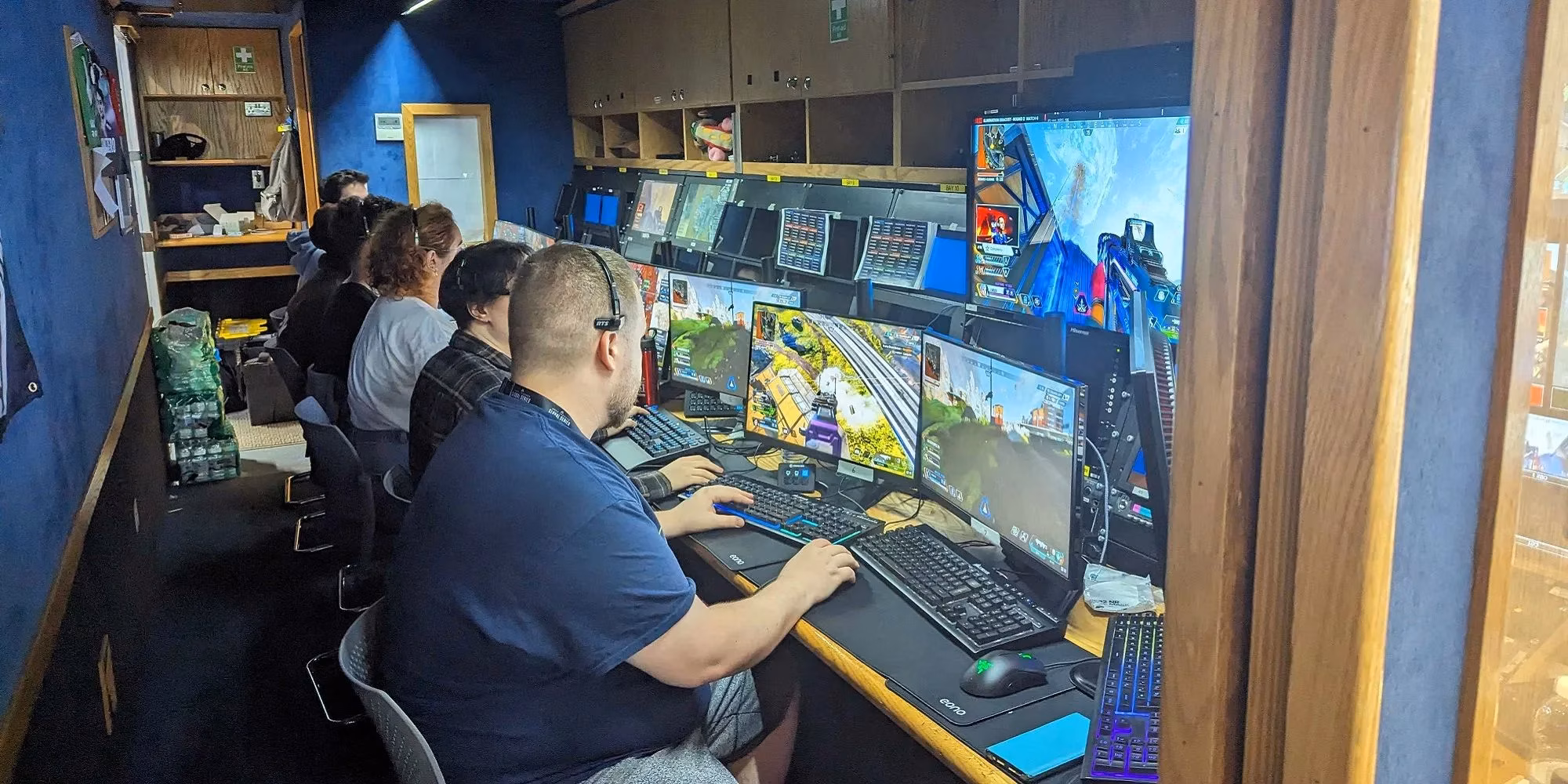 inside-the-algs-obs-truck-how-an-all-star-team-crafts-the-perfect-apex-broadcast-image-1